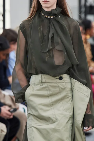 Look 16